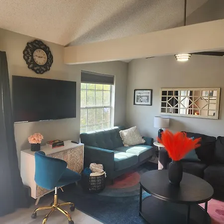 2Br Cozy Condo - Centrally Located - Steps Required - Free Tickets Included